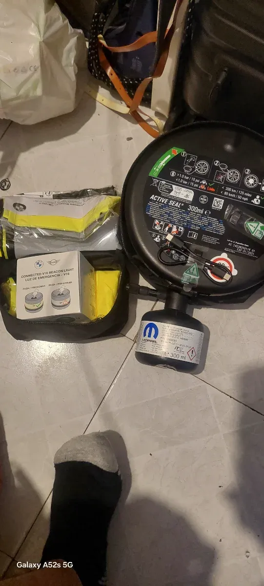 luz de emergencia v16 y kit antipinchazos.