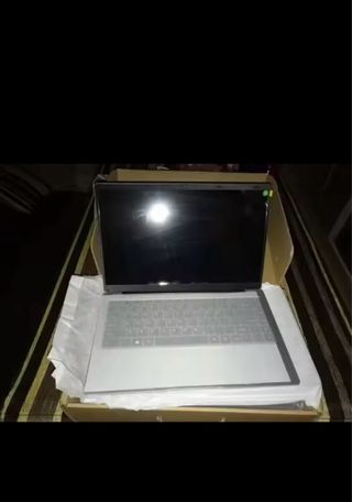 Ordenador portátil plateado y negro