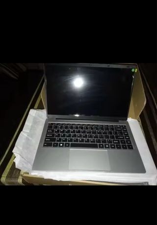 Ordenador portátil plateado y negro