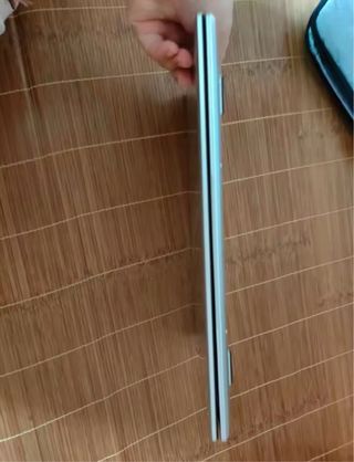 Ordenador portátil plateado y negro