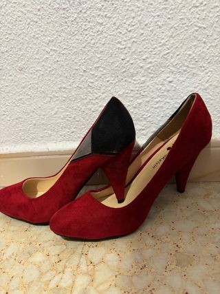 Zapatos de tacón rojos y negros