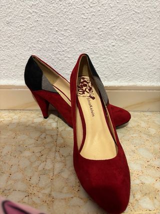 Zapatos de tacón rojos y negros