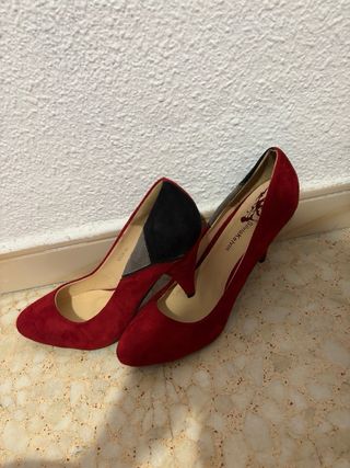 Zapatos de tacón rojos y negros