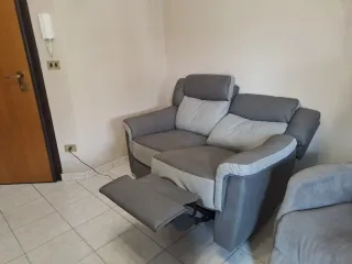 Divano elettrico grigio tessuto e pelle