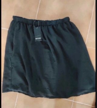 Falda negra etiqueta