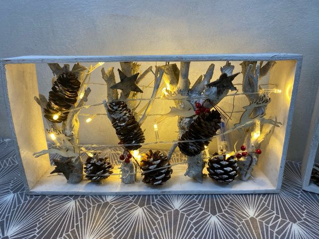 Composizione Natalizia Fatta a Mano con Luci