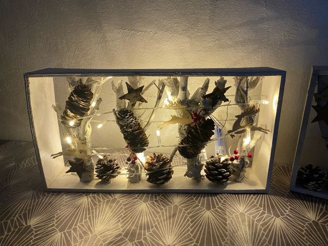 Composizione Natalizia Fatta a Mano con Luci