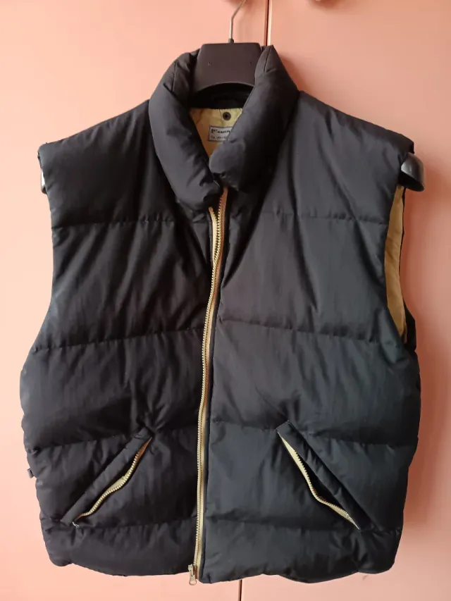 Piumino smanicato nero e beige