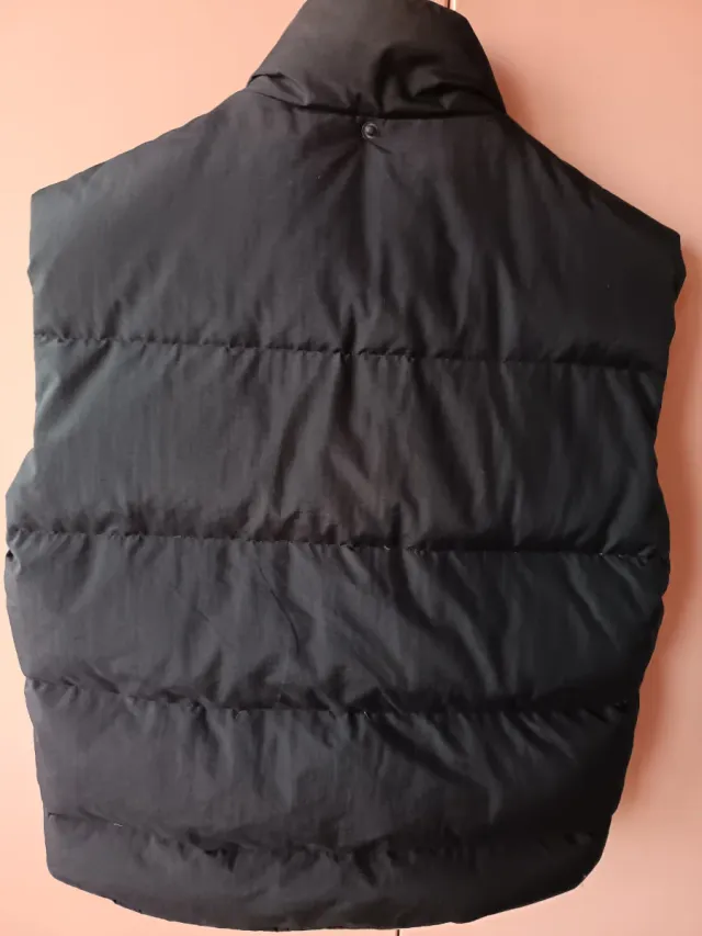 Piumino smanicato nero e beige