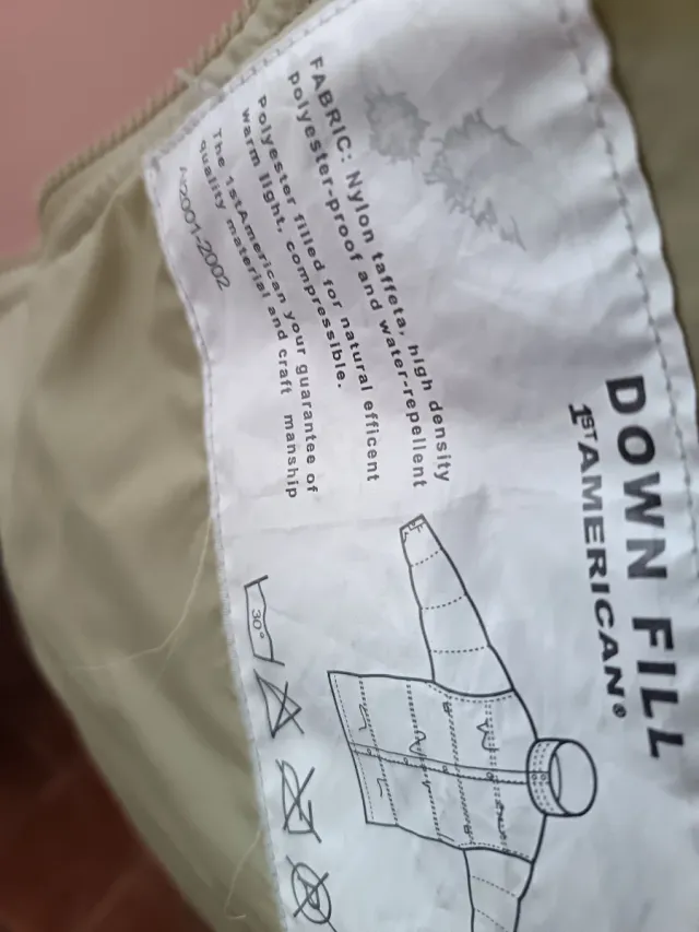 Piumino smanicato nero e beige