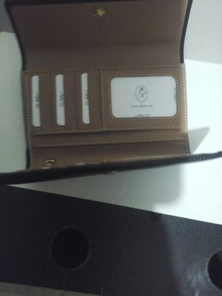 Cartera de piel negra y marrón