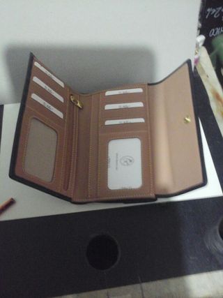 Cartera de piel negra y marrón