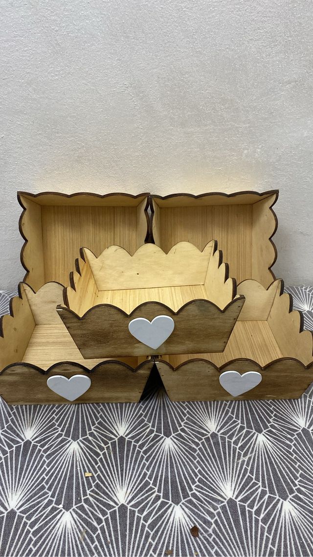 Cestini in legno decorati con cuori