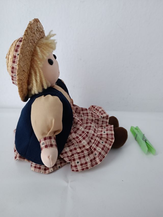 Bambola di stoffa in posizione seduta, perfetta per decorare o giocare