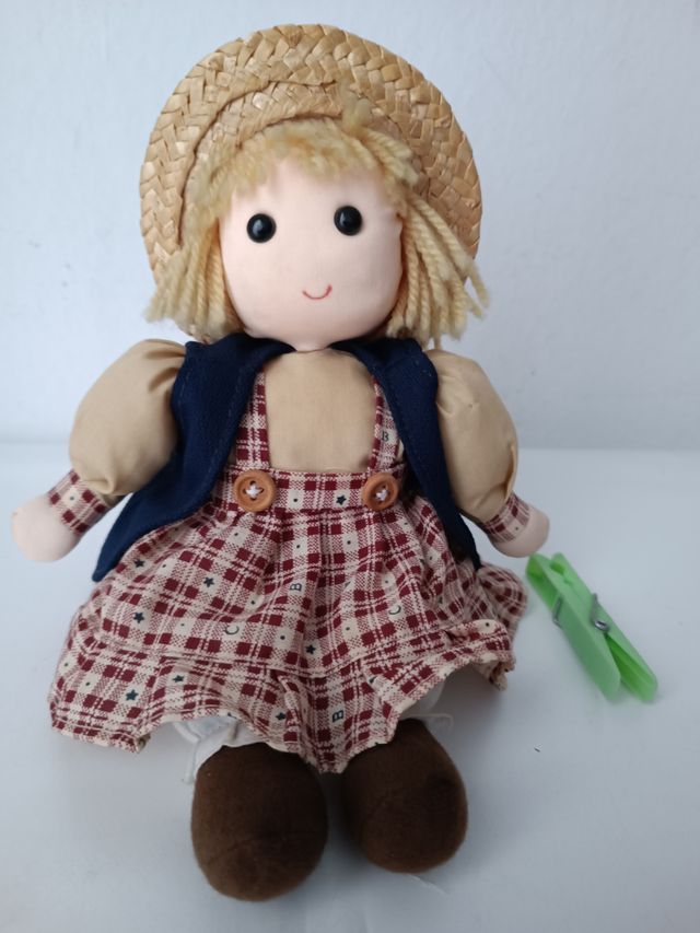 Bambola di stoffa in posizione seduta, perfetta per decorare o giocare