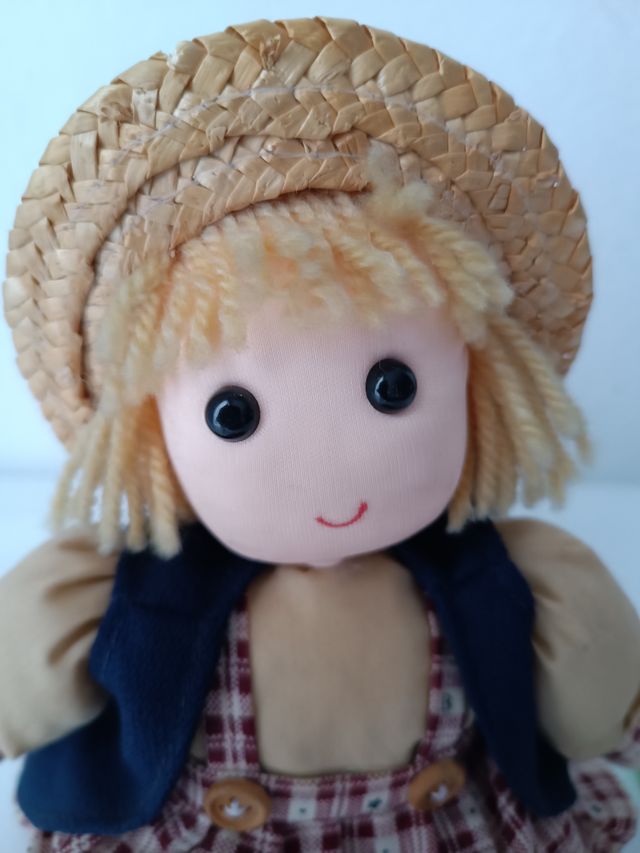 Bambola di stoffa in posizione seduta, perfetta per decorare o giocare