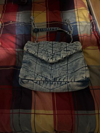 Bolso de mezclilla acolchado con cadena