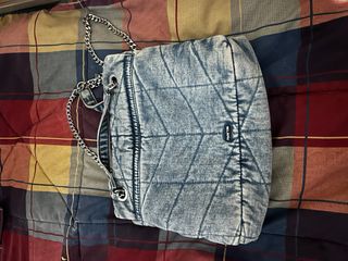 Bolso de mezclilla acolchado con cadena