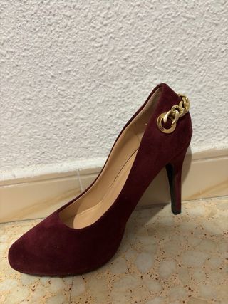 Tacones Burdeos con Cadena Dorada