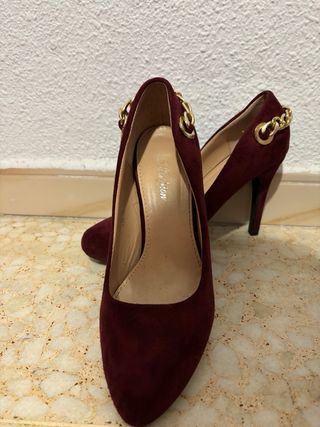 Tacones Burdeos con Cadena Dorada