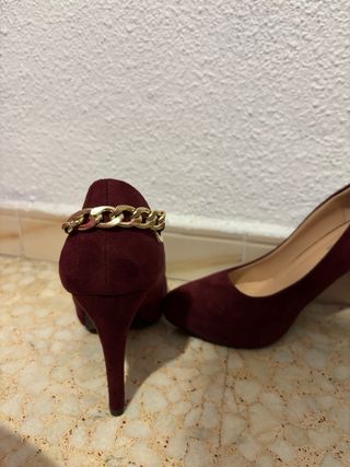 Tacones Burdeos con Cadena Dorada