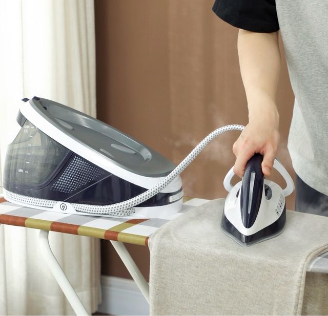 Centro Stiro 2600W 100 g/min 8 Bari Funzione ECO Suola in Ceramica Sistema Antical Detergente Rimovibile 1,5 L Blu