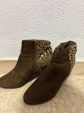 Botines tacón ante y estampado animal