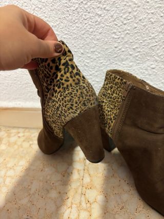 Botines tacón ante y estampado animal