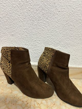 Botines tacón ante y estampado animal