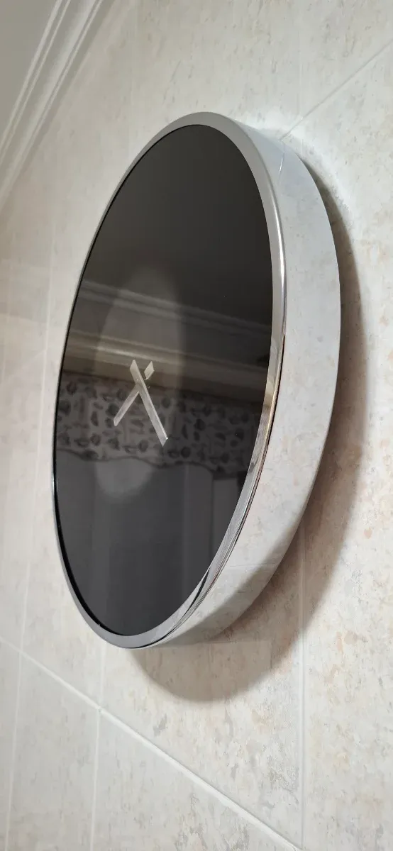 Reloj de pared negro y plateado