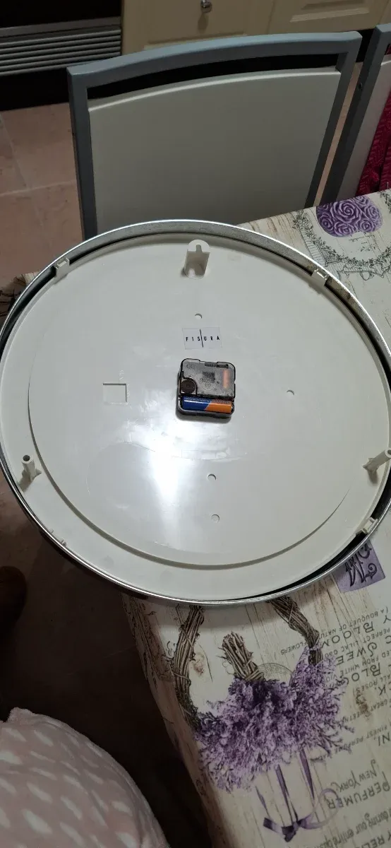 Reloj de pared negro y plateado