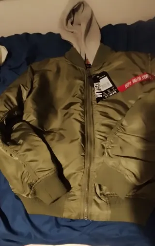 Cazadora Alpha Industries bomber con capucha