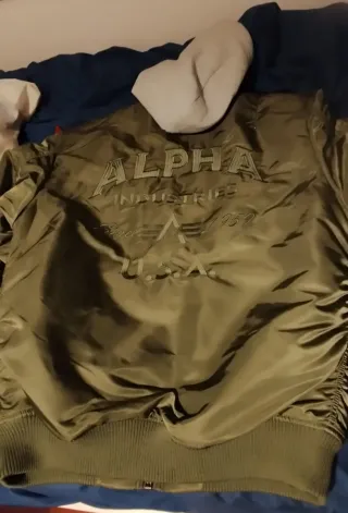 Cazadora Alpha Industries bomber con capucha