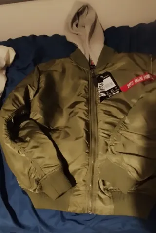 Cazadora Alpha Industries bomber con capucha