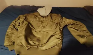 Cazadora Alpha Industries bomber con capucha