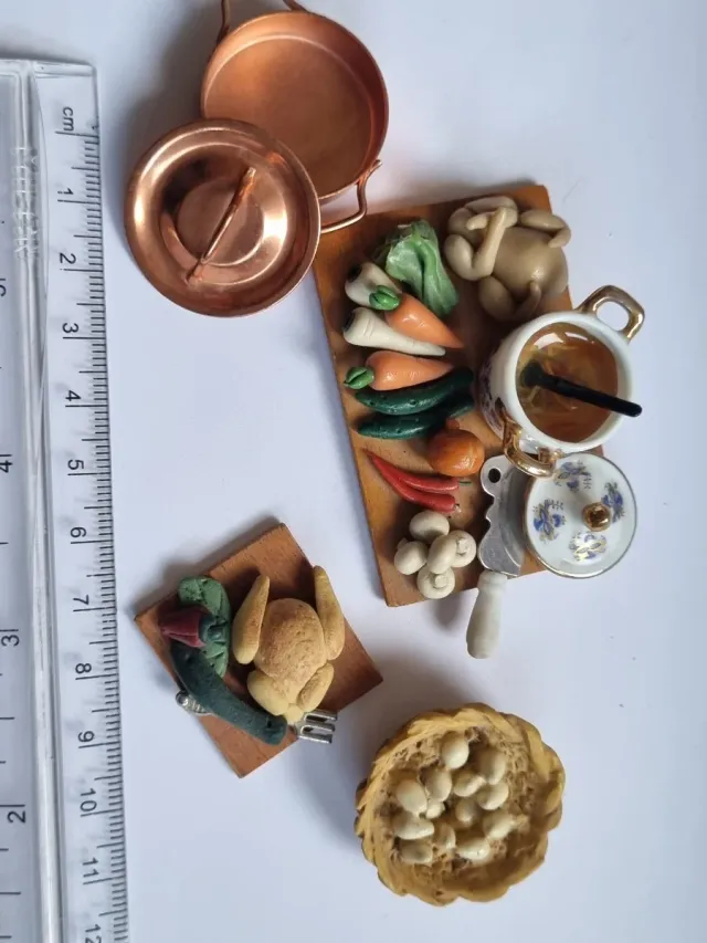 Muebles Casa Muñecas Pintados a mano. Año 2000.