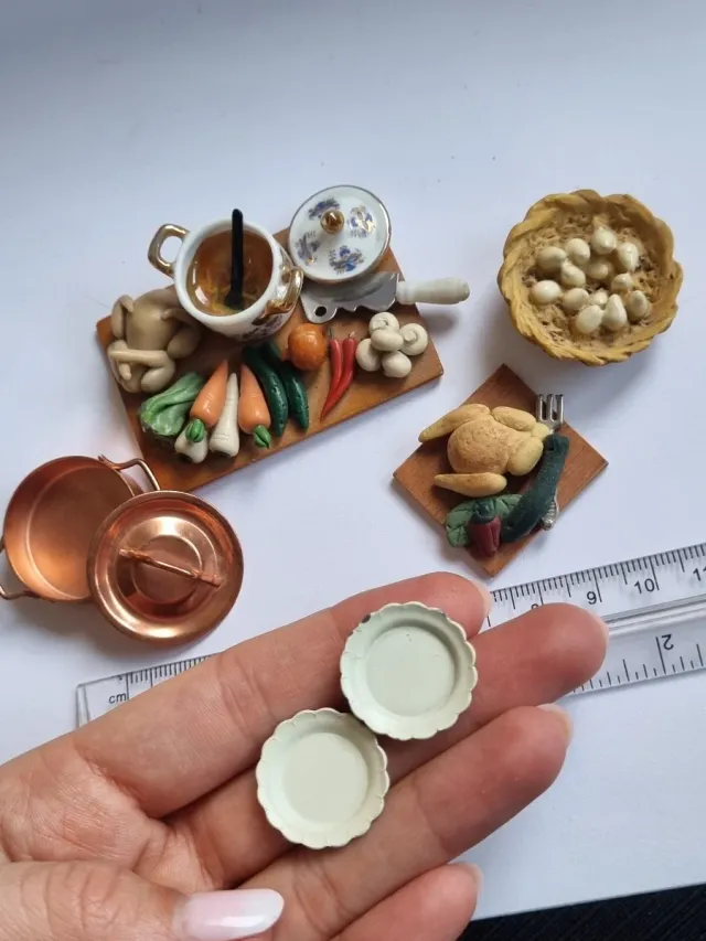 Muebles Casa Muñecas Pintados a mano. Año 2000.