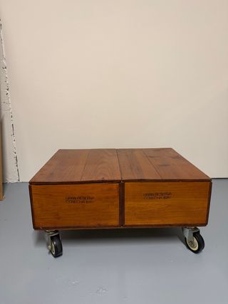 Mesa de centro de madera con ruedas