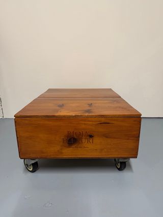 Mesa de centro de madera con ruedas