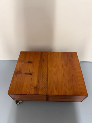 Mesa de centro de madera con ruedas