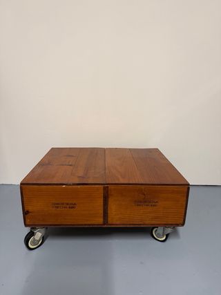 Mesa de centro de madera con ruedas