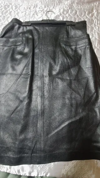 Falda de piel negra