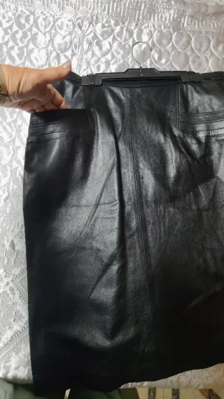 Falda de piel negra