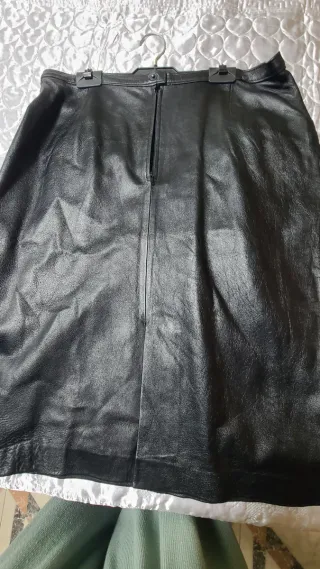 Falda de piel negra