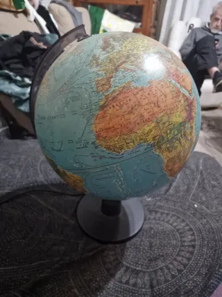 Globo terráqueo antiguo con luz