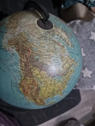 Globo terráqueo antiguo con luz