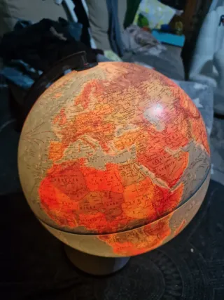 Globo terráqueo antiguo con luz
