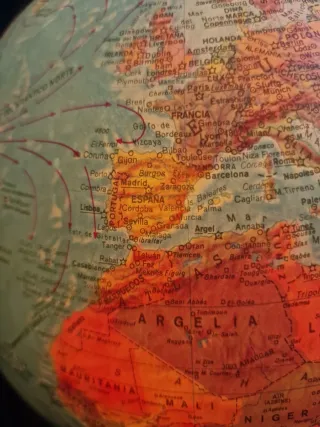 Globo terráqueo antiguo con luz