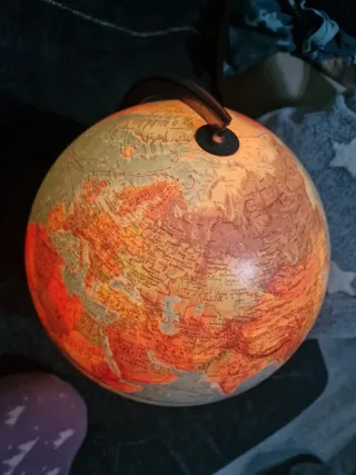 Globo terráqueo antiguo con luz