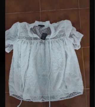 Camisa blanca con etiqueta